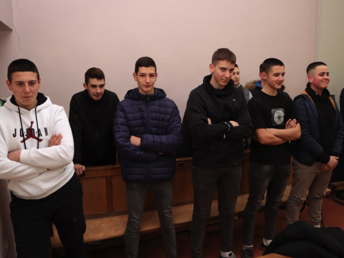 FOTO: Križni put mladih Fojničkog arhiđakonata u župi Rama-Šćit