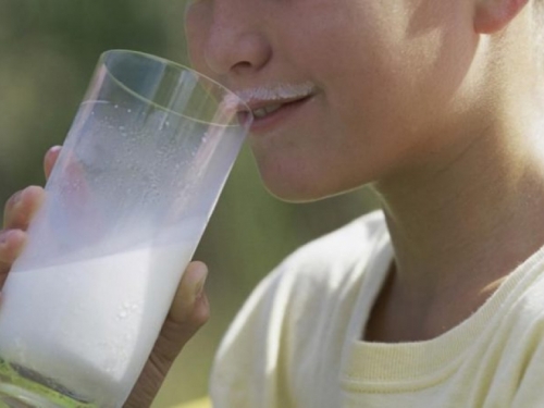 Je li bolje za zdravlje piti punomasno ili mlijeko s manje mliječne masti?
