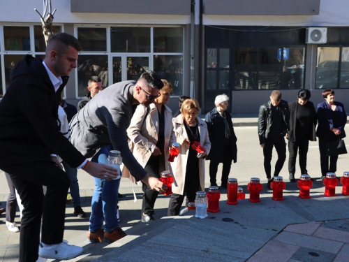 FOTO: Svi sveti - U Prozoru zapaljene svijeće za poginule i preminule branitelje