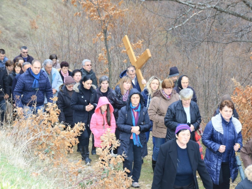 FOTO: Fra Andrija Jozić predvodio križni put na Uzdolu