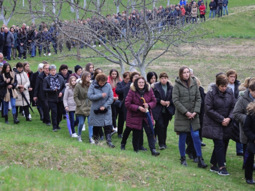 FOTO: Put križa kroz fratarski gaj na Šćitu