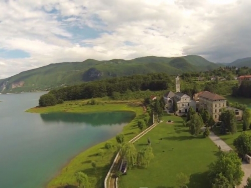 VIDEO: Franjevački samostan Rama Šćit i Ramsko jezero iz zraka