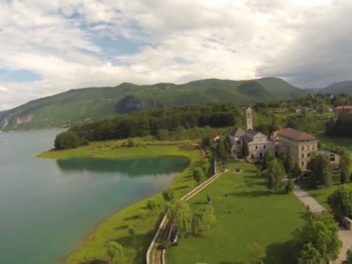 VIDEO: Franjevački samostan Rama Šćit i Ramsko jezero iz zraka