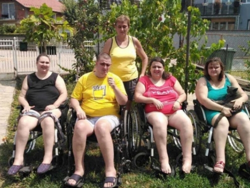 Priča o samohranoj majci kojoj je četvero djece u invalidskim kolicima