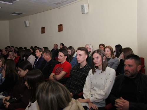 FOTO: Srednjoškolska priredba povodom Valentinova