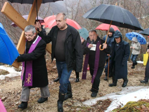 FOTO: Provincijal fra Lovro Gavran predvodio misu i Križni put na Uzdolu