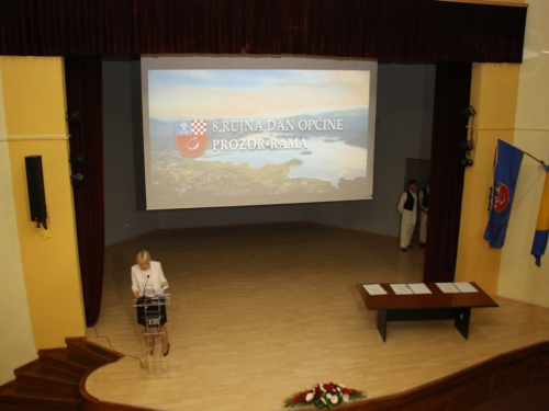 FOTO: Polaganjem vijenaca i svečanom sjednicom započelo obilježavanje Dana općine