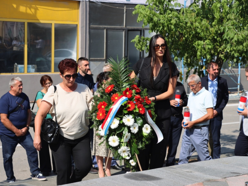 FOTO: Polaganjem vijenaca i svečanom sjednicom započelo obilježavanje Dana općine