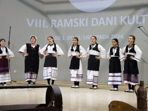FOTO: Večer folklora u Domu kulture: Susret tradicije, glazbe i zajedništva