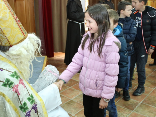 FOTO: Sv. Nikola i ove godine razveselio djecu u župi Rama Šćit