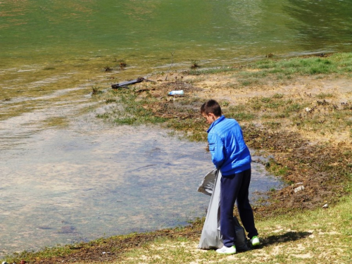 FOTO: Učenici u akciji čišćenja obale Ramskog jezera