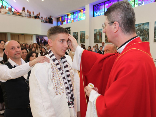 FOTO: Krizma u župi Rumboci