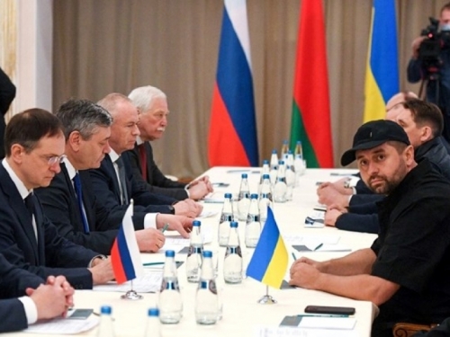Ovo je fotografija pregovora između Rusije i Ukrajine