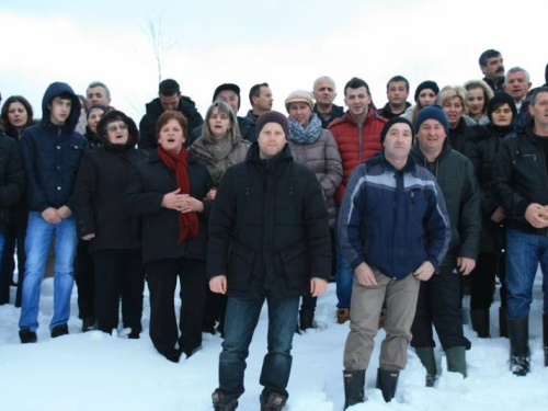 FOTO: Vlč. Ivan Karača predvodio Križni put na Uzdolu