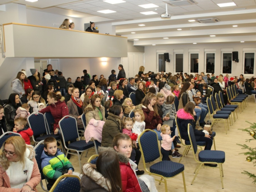 FOTO: Sv. Nikola razveselio mališane u Rumbocima