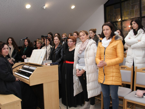 FOTO: Drugi dan duhovne obnove u župi Rumboci i koncert VS „Arabella“