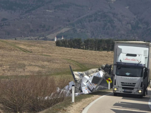 Jak vjetar na Kupreškom polju prevenuo teretno vozilo
