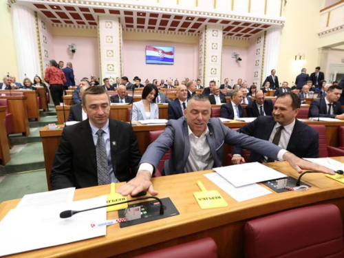 Ćipe: U Zagrebu su zastave čudnih boja. Žele li to Hrvati u cijeloj državi?