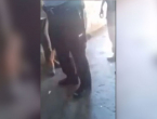 BiH: Policajac na urnebesan način objašnjava migrantu što će se dogoditi ako narodu ''prekipi''