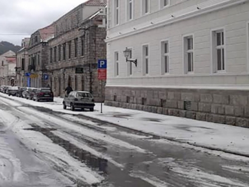 Olujno nevrijeme: Dok svi čekaju snijeg, Trebinje jutros pogodio grad!