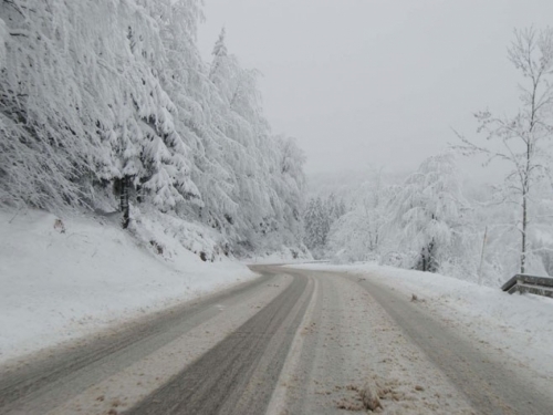 Snijeg i poledica na putevima u BiH, preko planinskih prijevoja odroni