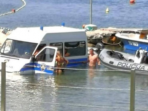 Kakav peh: Policijski kombi završio u Jadranskom moru