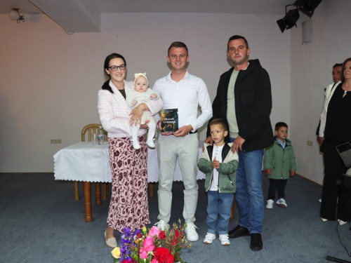 FOTO: Na Šćitu predstavljena knjiga ''Oluje u nama'' autora Ivana Tadića