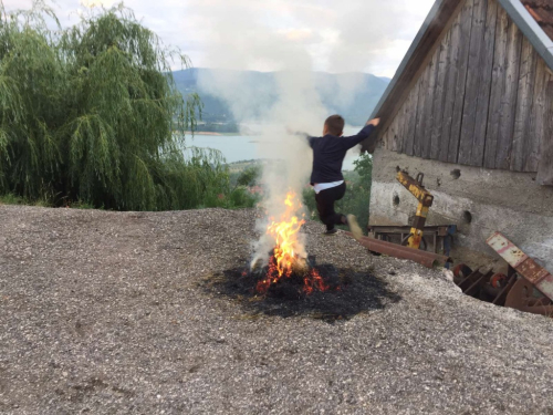 FOTO: Paljenjem svitnjaka Rama dočekuje sv. Ivu