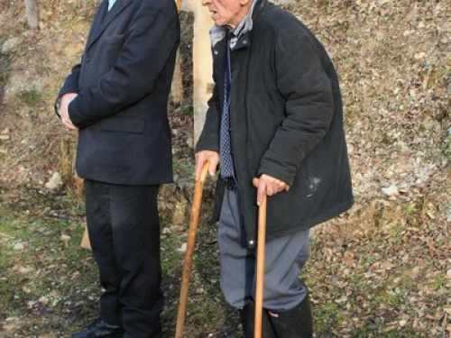 FOTO: Vlč. mr. Pero Brajko predvodio Križni put na Uzdolu