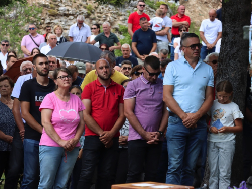 FOTO/VIDEO: Tisuće hodočasnika okupilo se na Kedžari u spomen na Divu Grabovčevu