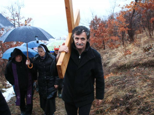 FOTO: Provincijal fra Lovro Gavran predvodio misu i Križni put na Uzdolu