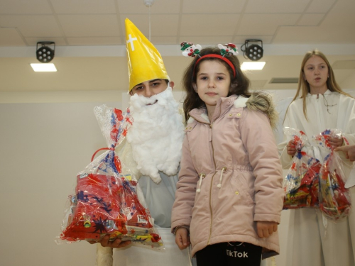 FOTO: Sv. Nikola razveselio mališane u Rumbocima