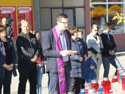 FOTO: Povodom Svih svetih u Prozoru zapaljene svijeće za poginule i preminule branitelje