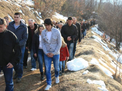 FOTO: Fra Andrija Jozić predvodio Križni put na Uzdolu