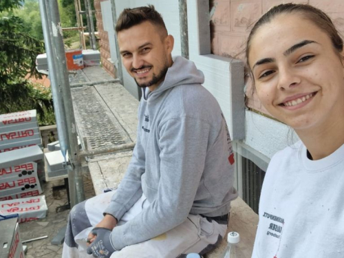 Tomislavgradska sportašica, po zanimanju medicinska sestra, postavlja fasade!