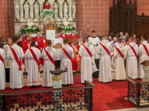 Vrhbosanski nadbiskup u miru kardinal Vinko Puljić za svećenike će zarediti devetoricu đakona