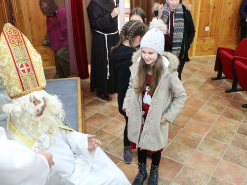 FOTO: Sv. Nikola i ove godine razveselio djecu u župi Rama Šćit