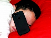 Nemojte spavati s mobitelom pokraj glave! Evo zašto!