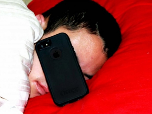 Nemojte spavati s mobitelom pokraj glave! Evo zašto!