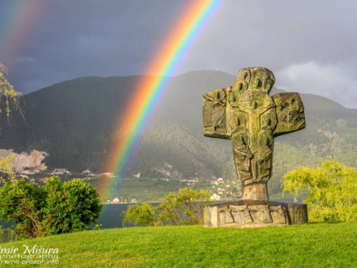 Sveti Papa pažljivo je slušao govor o Rami i ramskim križevima