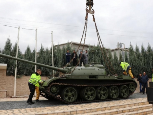Postavljen tenk na spomen obilježju u Pologu