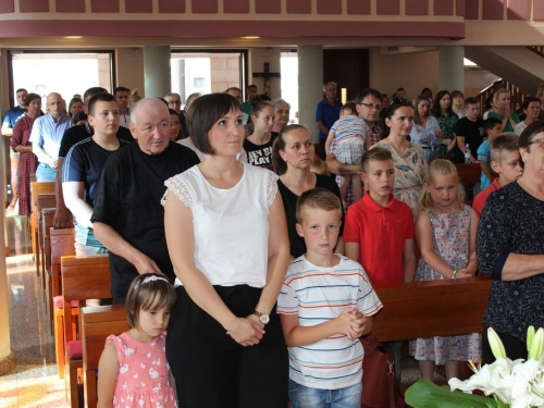 FOTO: 16. festival duhovne glazbe ''Djeca pjevaju Isusu'' u župi Prozor