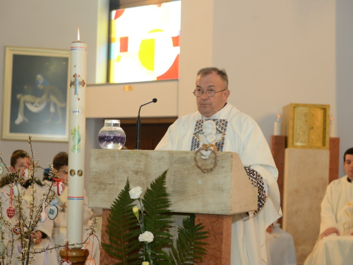 FOTO: Mons. dr. Pero Sudar blagoslovio novi križ i spomenik Stjepanu Džalti na Uzdolu