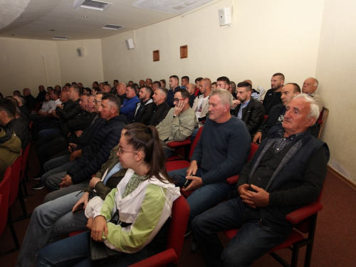 FOTO: U Prozoru održan završni predizborni skup HDZ 1990