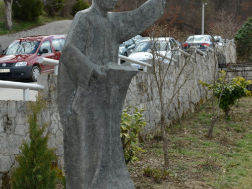 FOTO: Mons. dr. Pero Sudar blagoslovio novi križ i spomenik Stjepanu Džalti na Uzdolu