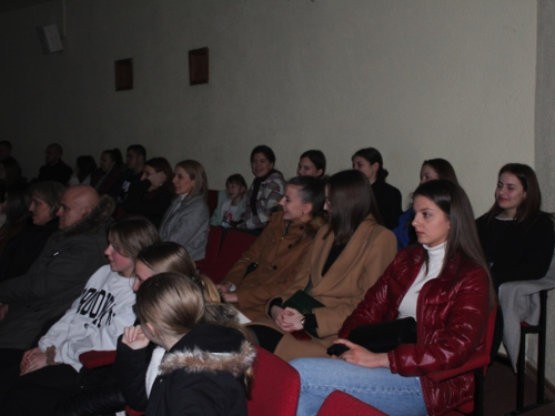 FOTO: Mladi župe Prozor izveli predstavu ''Naš Badnji dan''