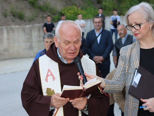 FOTO: Na Ustirami svečano otkriven spomenik poginulim i nestalim braniteljima