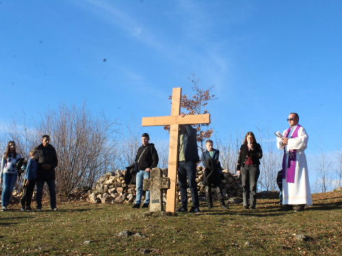 FOTO: Pobožnost križnog puta u župi Uzdol