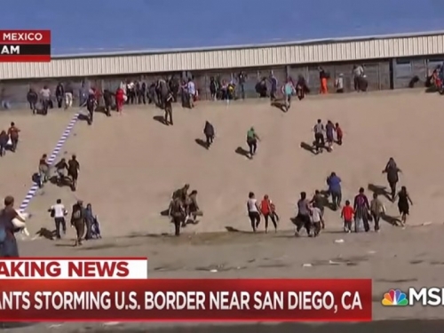 Stotine migranata pokušava ući u SAD