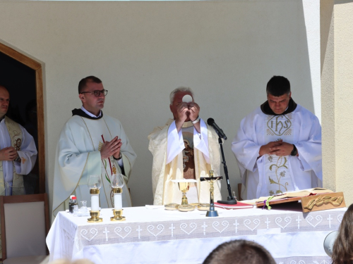 FOTO: Na Pidrišu svečano proslavljen sv. Ante: Mnoštvo hodočasnika iz Rame stiglo pješice